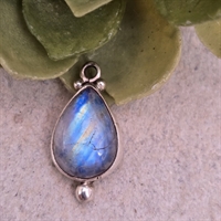 draabeformet-lyseblaa-stribet-sten-indfattet-soelv-kugle-dekoration-vedhaeng-vintage-smykke